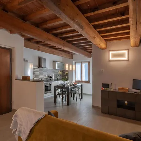 Modernes Haus Mit Garten Und Privatem Parkplatz