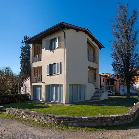 Modernes Haus Mit Garten Und Privatem Parkplatz